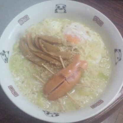 たまたまあった大きめのウィンナーを使ってお昼のラーメンに添えてみました。パスタがなかったので、足は爪楊枝を。お弁当はもう少し練習してから入れたいと思います。